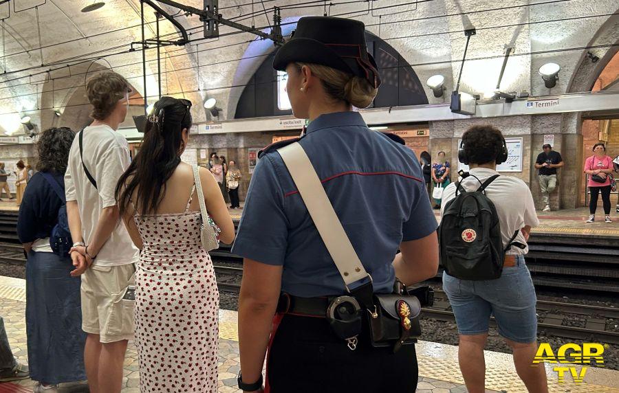 Carabinieri controlli anti borseggio in metropolitana