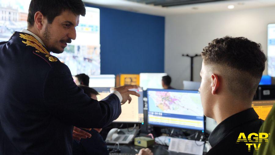 Aaron ed un agente nella sala operativa Aaron ed un agente nella sala operativa
