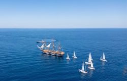 Vespucci e barche della legalità della Lega Navale in Sicilia