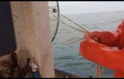 Fiumicino Marineria un pescatore al lavoro