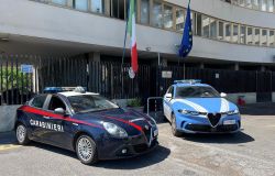 Roma, con finti annunci a luci rosse adescavano clienti per rapinarli, arrestati due uomini ed una donna