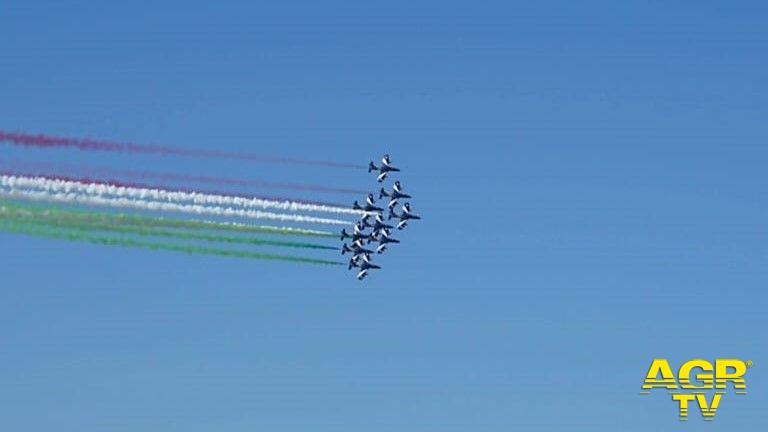 Frecce Tricolori e spettacoli acrobatici sul litorale: Foto -@Stefano Vaggelli Frecce Tricolori e spettacoli acrobatici sul litorale: Foto -@Stefano Vaggelli