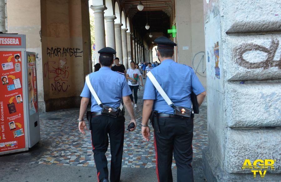 Carabinieri una pattuglia sotto i portici di piazza Vittorio Carabinieri una pattuglia sotto i portici di piazza Vittorio