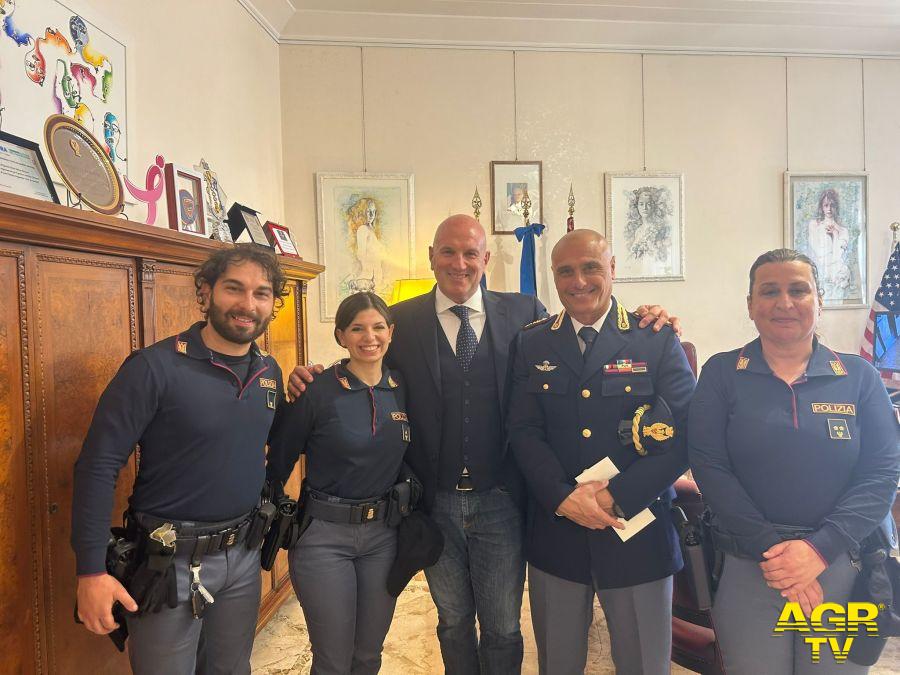 Il Questore Massucci con gli agenti che hanno rirovato la donna scomparsa Il Questore Massucci con gli agenti che hanno rirovato la donna scomparsa