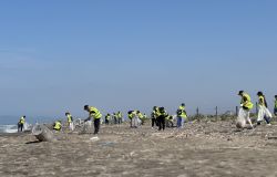 Fiumicino, raccolti oggi dai dipendenti di ADR mille kg. di rifiuti sulla spiaggia di Coccia di morto