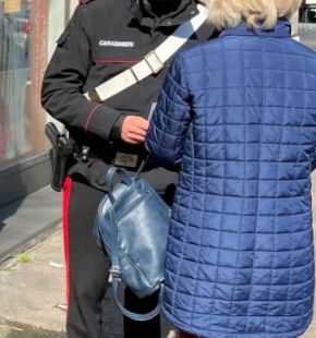 Roma, prima si finge carabiniere e poi avvocato per truffare una 85enne, ma finisce in manette