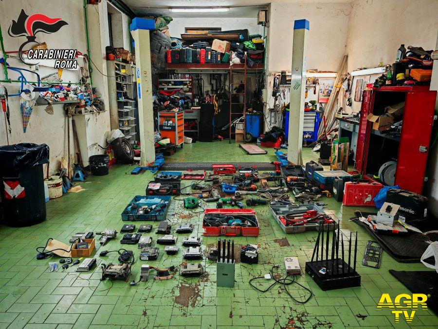 Carabinieri l'officina clandestina scoperta dai militari Carabinieri l'officina clandestina scoperta dai militari