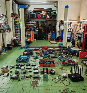 Roma, scoperto box auto adibito ad officina clandestina, denunciate due persone