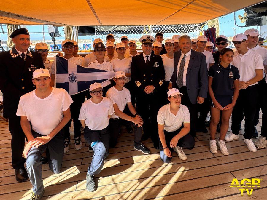 I giovani della Lega Navale con il comandante Lai ed il presidente Donato Marzano I giovani della Lega Navale con il comandante Lai ed il presidente Donato Marzano