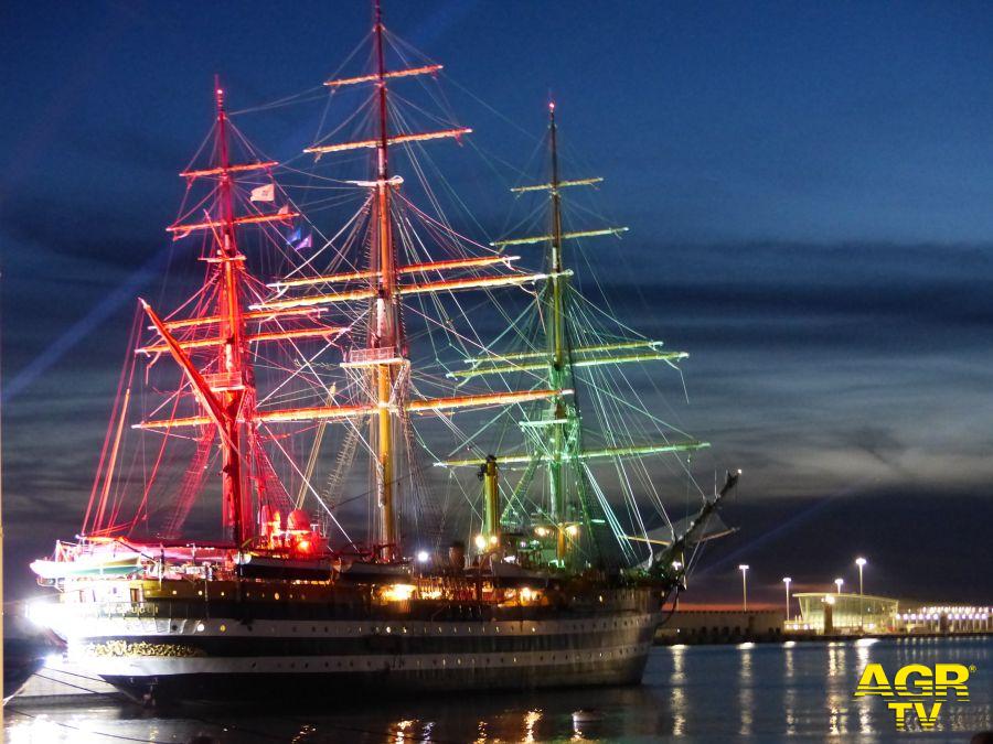 L'Amerigo Vespucci incanta Civitavecchia. @Stefano Vaggelli L'Amerigo Vespucci incanta Civitavecchia. @Stefano Vaggelli