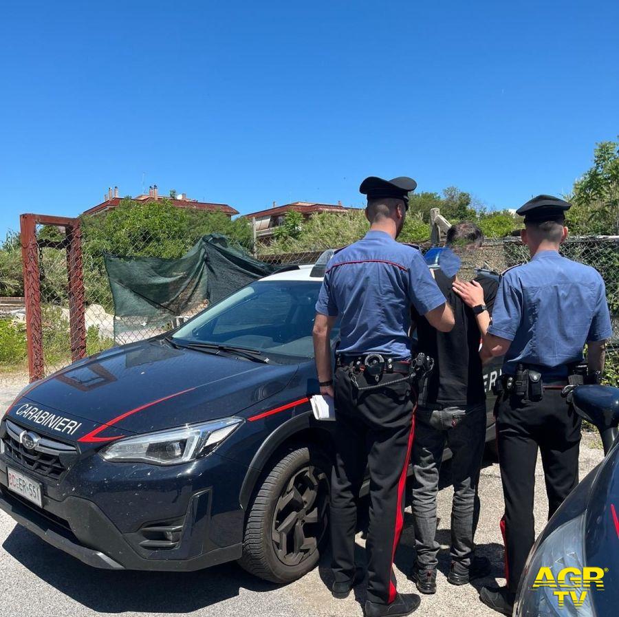 Carabinieri Civitavecchia durante le fasi di un arresto Carabinieri Civitavecchia durante le fasi di un arresto