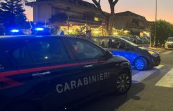 Acilia, non si fermano all'alt dei Carabinieri e tentano la fuga che finisce contro un auto parcheggiata, tre arresti