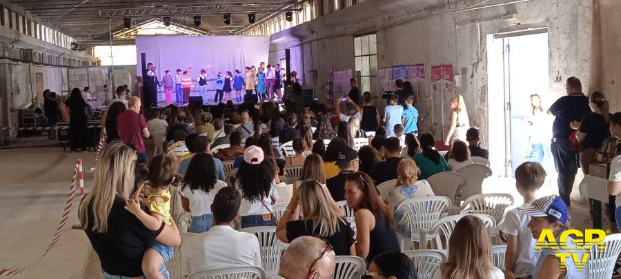 Emozioni e storia con la scuola Alberto Manzi nel primo giorno del Festival del Travertino Romano Emozioni e storia con la scuola Alberto Manzi nel primo giorno del Festival del Travertino Romano