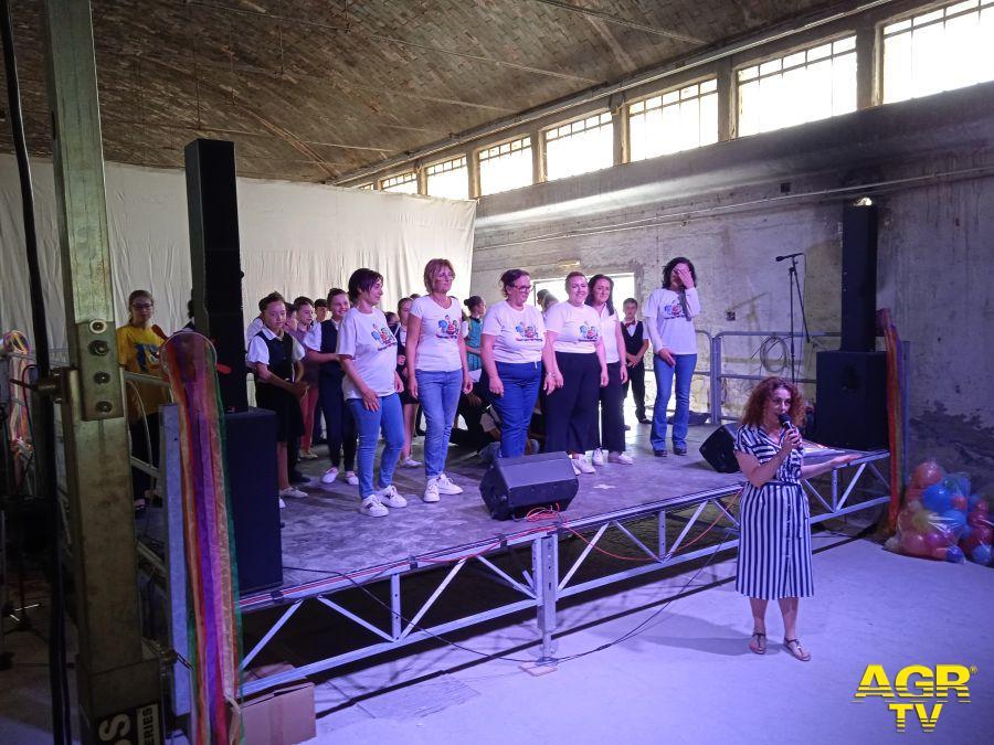Il corpo docenti che ha preparato lo spettacolo sul palco insieme ai loro ragazzi Il corpo docenti che ha preparato lo spettacolo sul palco insieme ai loro ragazzi