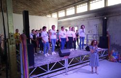 Il corpo docenti che ha preparato lo spettacolo sul palco insieme ai loro ragazzi