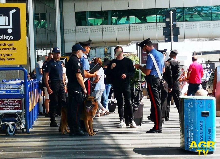 Carabinieri Fiumicino controlli in aeroporto Carabinieri Fiumicino controlli in aeroporto