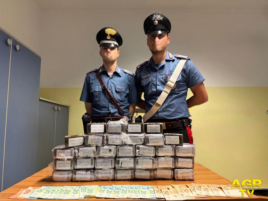 Carabinieri 13 kg. di hashish sequestrati Carabinieri 13 kg. di hashish sequestrati