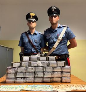 Roma, preso pusher con 13 kg. di hashish nascosti in auto Roma, preso pusher con 13 kg. di hashish nascosti in auto
