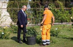 via di Valle Murcia il sindaco Gualtieri tra le rose