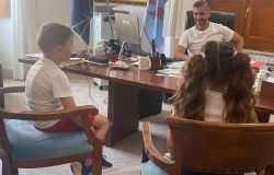 Roccasecca, bambino di 5 anni va dal sindaco: c'è un copertone nel letto del fiume Melfa, lo rimuova per favore....