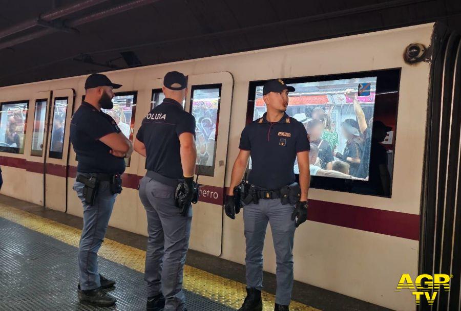 Polizia polmetro in azione sulla metro A Polizia polmetro in azione sulla metro A
