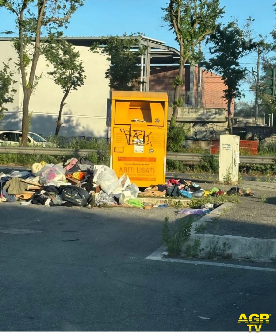 X Municipio contenitori gialli di abiti vandalizzati X Municipio contenitori gialli di abiti vandalizzati