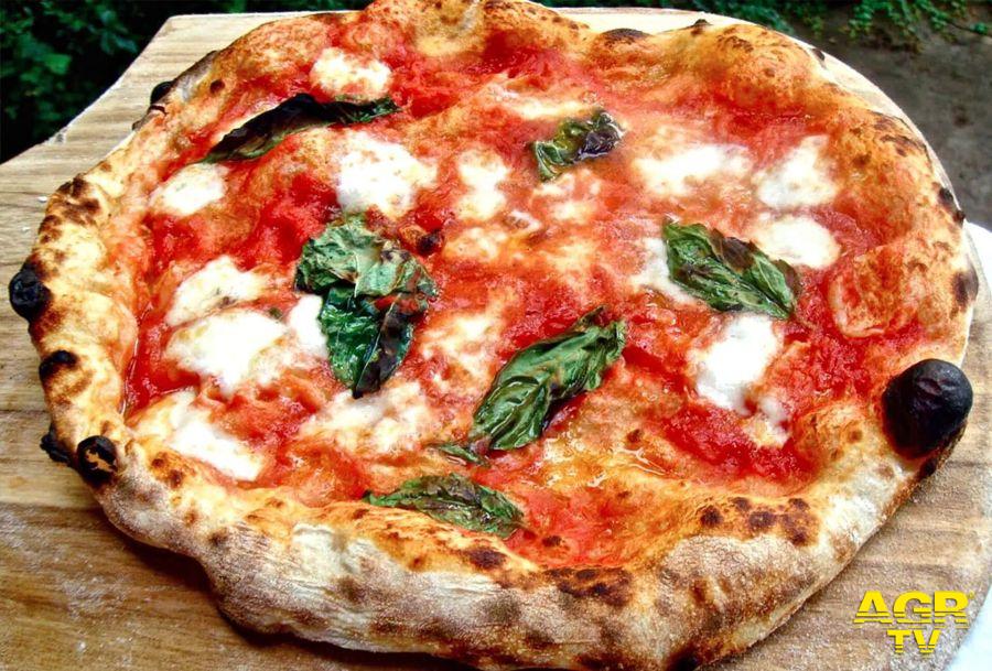 Pizza Margherita: Napoli, Tricolore e Riscatto del Gusto Italiano Pizza Margherita: Napoli, Tricolore e Riscatto del Gusto Italiano
