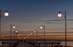 Torvajanica, sul lungomare Luci d'Estate, un viaggio luminoso tra arte e mare