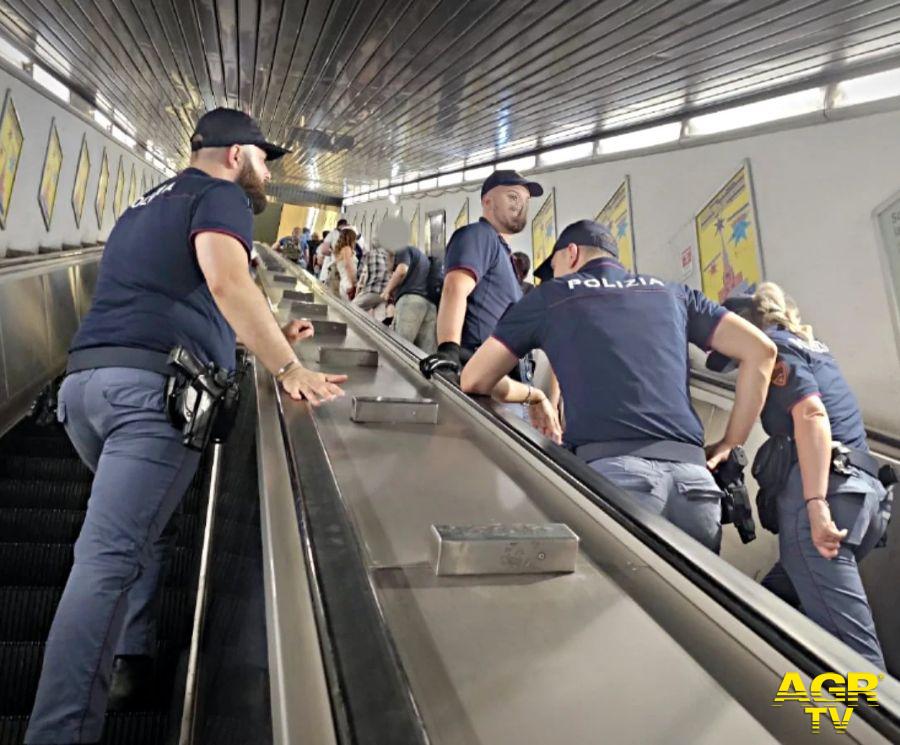 Polizia su metropolitna linea A controlli Polizia su metropolitna linea A controlli