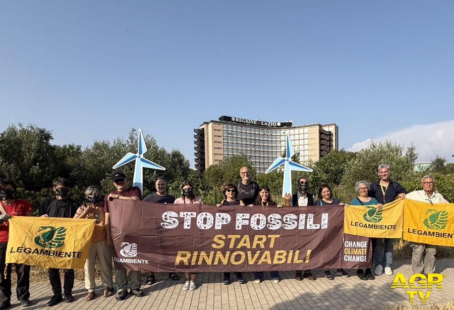 Stop Fossili Blitz sotto palazzo Regione Lazio Stop Fossili Blitz sotto palazzo Regione Lazio