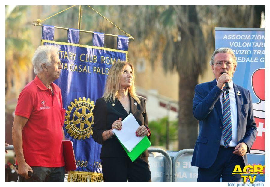Il presidnete del Rotary Massimiliano Mambor, Donatella Carriera e Giuseppe Di Lorenzo presentano l'evento Il presidnete del Rotary Massimiliano Mambor, Donatella Carriera e Giuseppe Di Lorenzo presentano l'evento