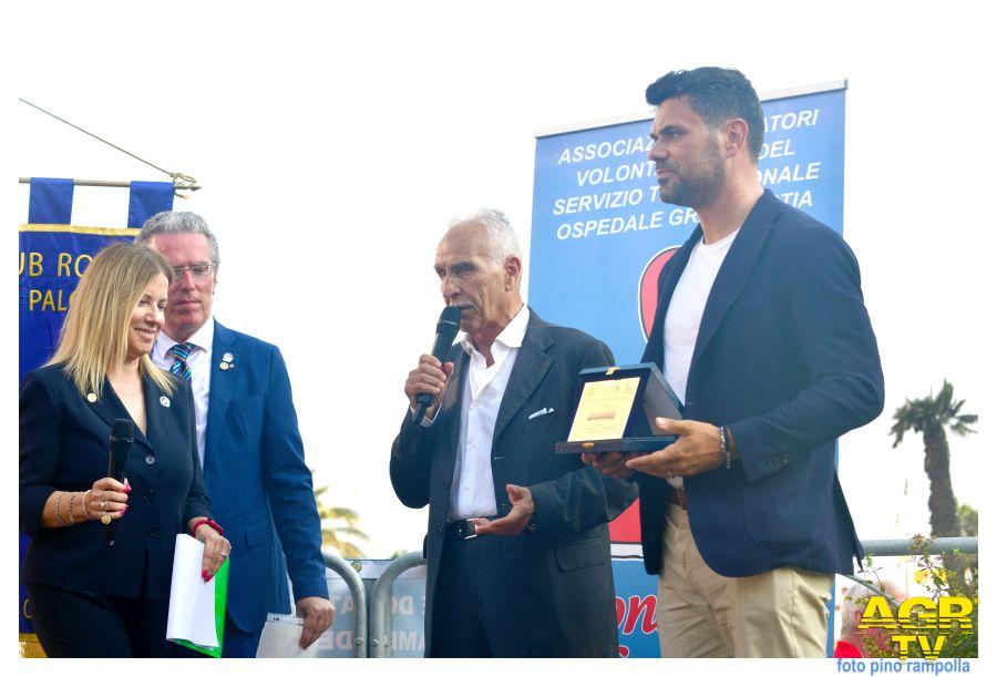Il v. direttore di AGR Enzo Bianciardi riceve per l'Agenzia di stampa AGR la targa delle eccellenze del X Municipio dall'assessore Caliendo Il v. direttore di AGR Enzo Bianciardi riceve per l'Agenzia di stampa AGR la targa delle eccellenze del X Municipio dall'assessore Caliendo