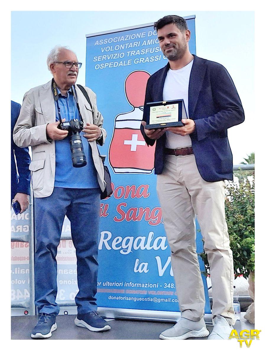 Il fotografo Pino Rampolla riceve la targa ricordo dall'Assessore municipale al Turismo Antonio Caliendo Il fotografo Pino Rampolla riceve la targa ricordo dall'Assessore municipale al Turismo Antonio Caliendo