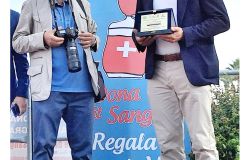Il fotografo Pino Rampolla riceve la targa ricordo dall'Assessore  municipale al Turismo Antonio Caliendo
