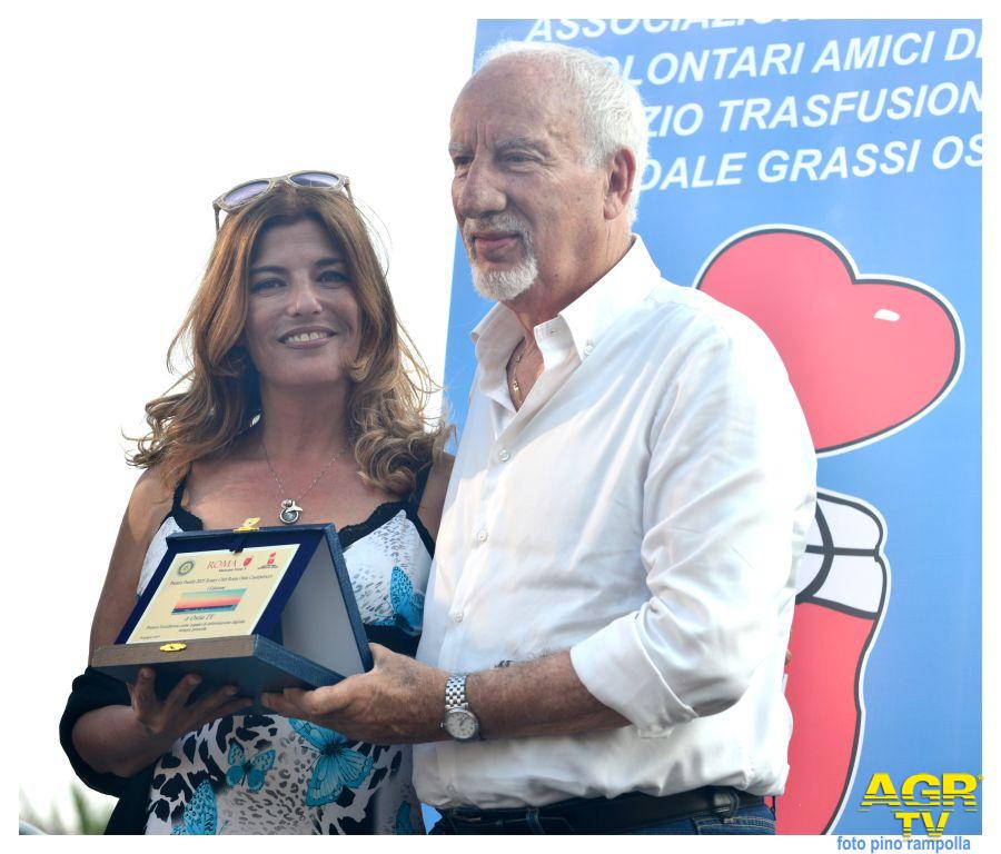il direttore di Ostia TV Silvia Tocci riceve la targa ricordo dal Presidente del Municipio X Mario Falconi il direttore di Ostia TV Silvia Tocci riceve la targa ricordo dal Presidente del Municipio X Mario Falconi