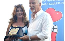 il direttore di Ostia TV Silvia Tocci riceve la targa ricordo dal Presidente del Municipio X Mario Falconi