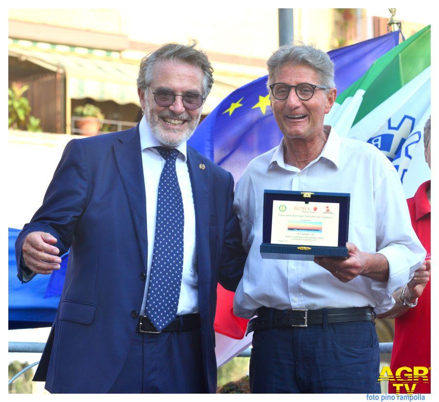 il Giornalista Alberto Tabbì ritira la targa ricordo per Canale 10 il Giornalista Alberto Tabbì ritira la targa ricordo per Canale 10