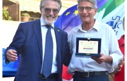 il Giornalista Alberto Tabbì ritira la targa ricordo per Canale 10