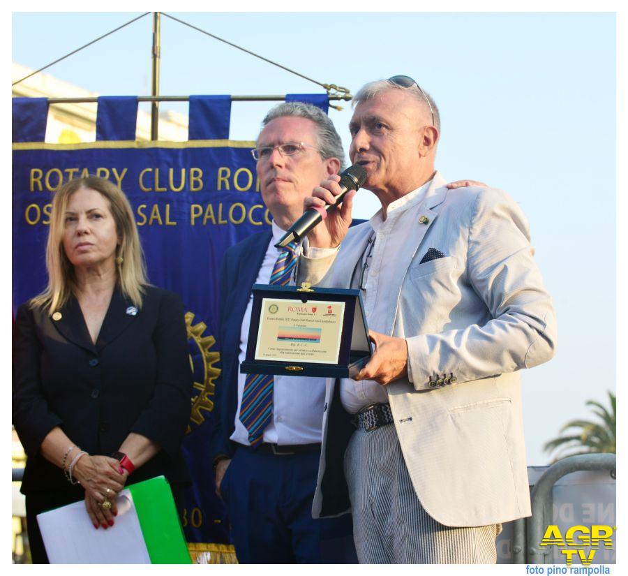 Per la Banca Credito Cooperativo ritira la targa ricordo Ernesto Vetrano Per la Banca Credito Cooperativo ritira la targa ricordo Ernesto Vetrano
