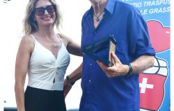 Consegna Targa a Remo Silvestro da Claudia Martucci