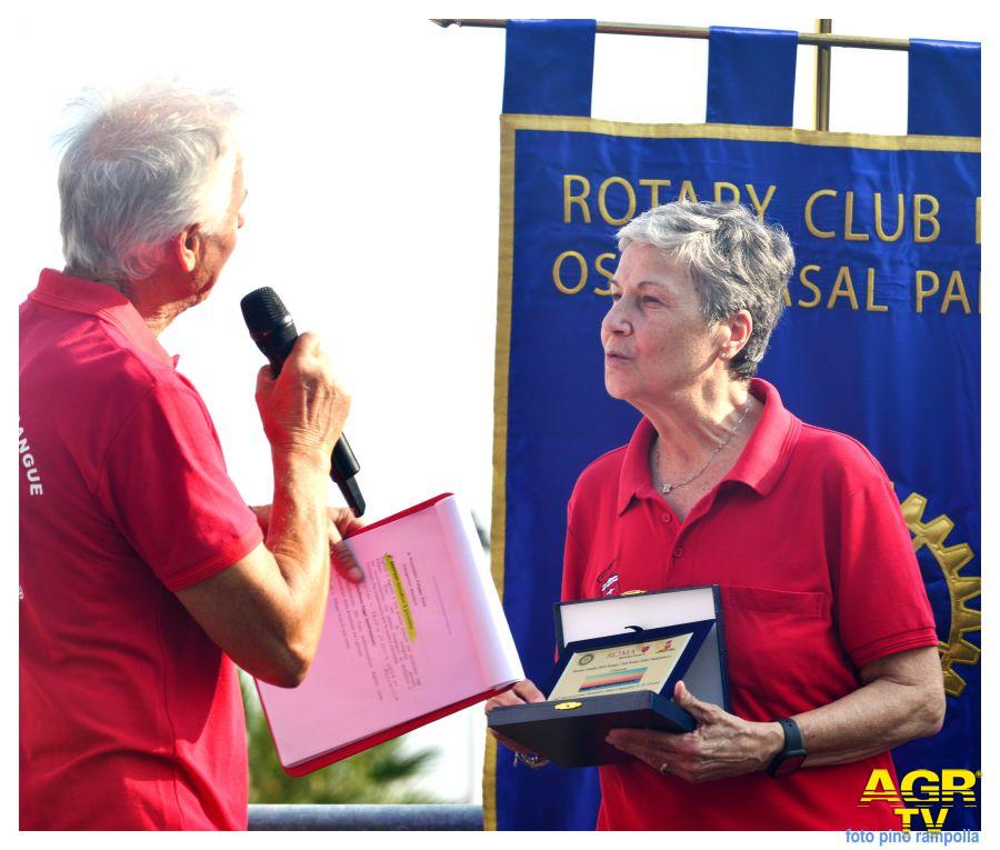 Consegna Targa ad Associazione Donatori ritira il premio Bruna Formilli Consegna Targa ad Associazione Donatori ritira il premio Bruna Formilli