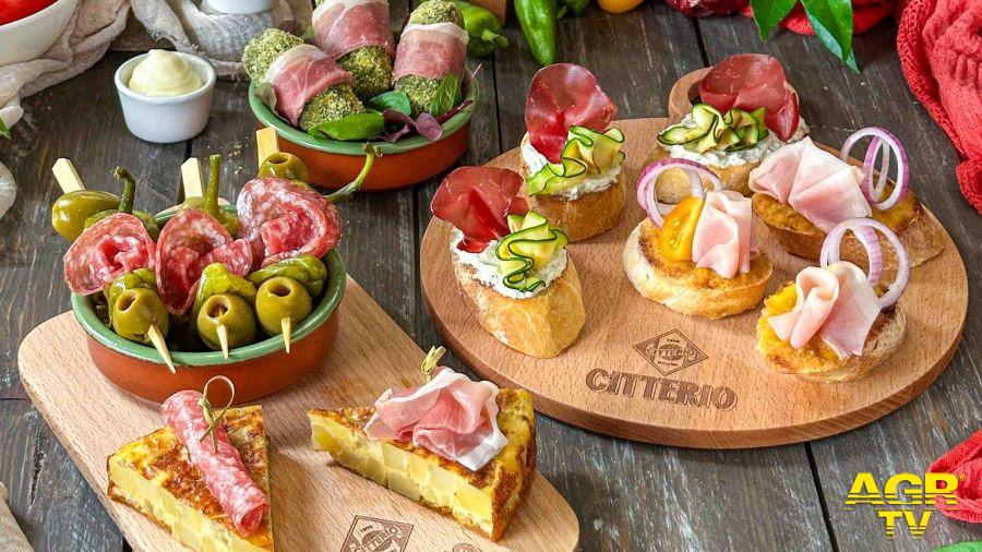 Le tapas sono da sempre simbolo di convivialità, varietà e condivisione. Nata come tradizione gastronomica spagnola nel medioevo, questa modalità di consumo diffusasi poi con successo nel XX secolo, Le tapas sono da sempre simbolo di convivialità, varietà e condivisione. Nata come tradizione gastronomica spagnola nel medioevo, questa modalità di consumo diffusasi poi con successo nel XX secolo,