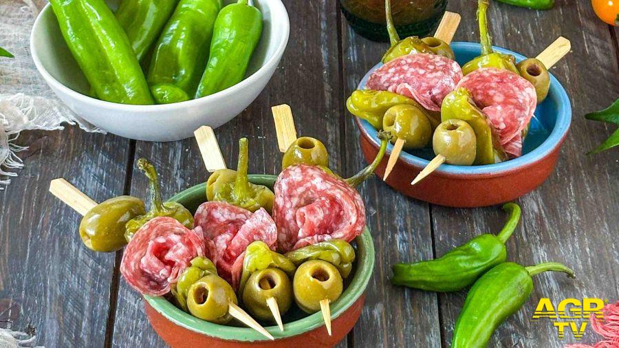 Le tapas sono da sempre simbolo di convivialità, varietà e condivisione. Nata come tradizione gastronomica spagnola nel medioevo, questa modalità di consumo diffusasi poi con successo nel XX secolo, Le tapas sono da sempre simbolo di convivialità, varietà e condivisione. Nata come tradizione gastronomica spagnola nel medioevo, questa modalità di consumo diffusasi poi con successo nel XX secolo,