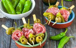 Le tapas sono da sempre simbolo di convivialità, varietà e condivisione. Nata come tradizione gastronomica spagnola nel medioevo, questa modalità di consumo diffusasi poi con successo nel XX secolo,