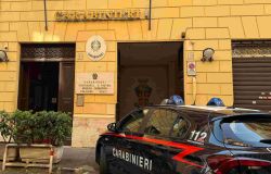 Roma San Pietro, la badante nascondeva droga ed armi nella casa dell'anziana che accudiva, rinvenuti 1 fucile ed 8 pistole