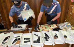 Carabinieri San Pietro droga ed armi nascosti dalla badante nella casa della donna che accudiva