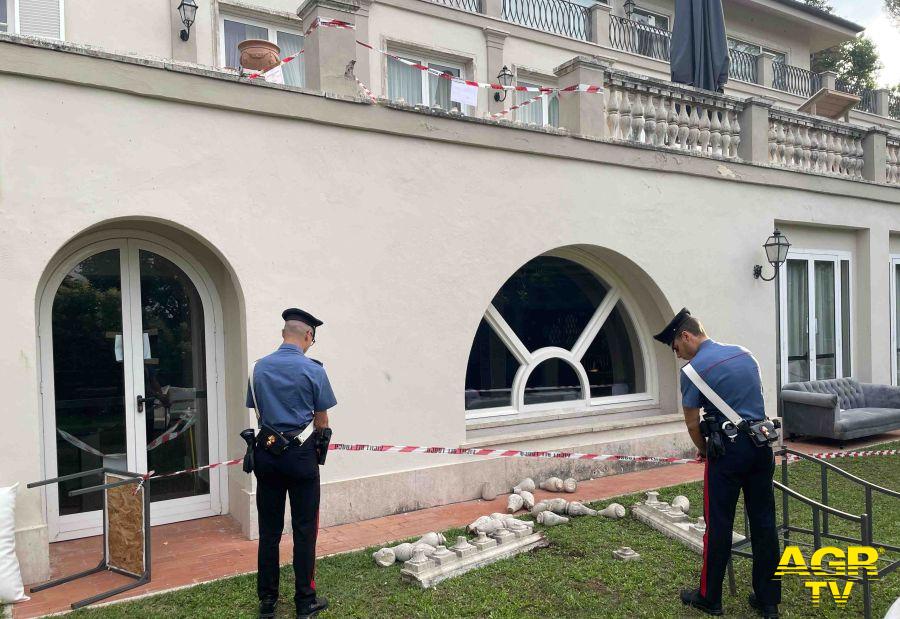 I Carabinieri eseguono i rilevamenti I Carabinieri eseguono i rilevamenti