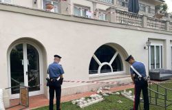 Roma, via Cassia, si appoggiano al parapetto di una sala ricevimento per una foto che crolla....sei feriti