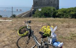 Da Nettuno a Torre Astura in bici, alla scoperta della fortezza dei Frangipane sospesa tra cielo e mare