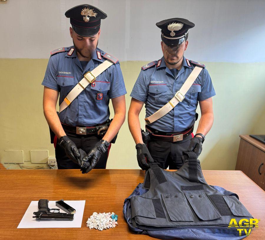 Carabinieri la pistola ed il giubbotto sequestrati a Tor Bella Monaca Carabinieri la pistola ed il giubbotto sequestrati a Tor Bella Monaca